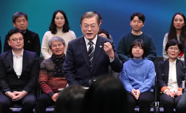 문재인 대통령이 19일 오후 서울 상암동 MBC에서 열린 '국민이 묻는다, 2019 국민과의 대화'에서 패널 질문에 답변하고 있다.(사진=연합뉴스)