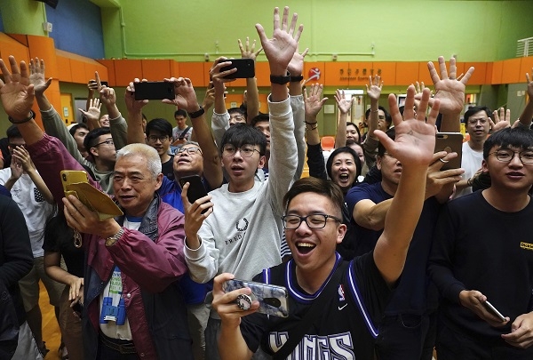 홍콩 구의원 선거에서 당선이 확정된 범민주 진영 후보의 지지자들이 환호하고 있는 모습. (사진=홍콩 AP 연합뉴스)