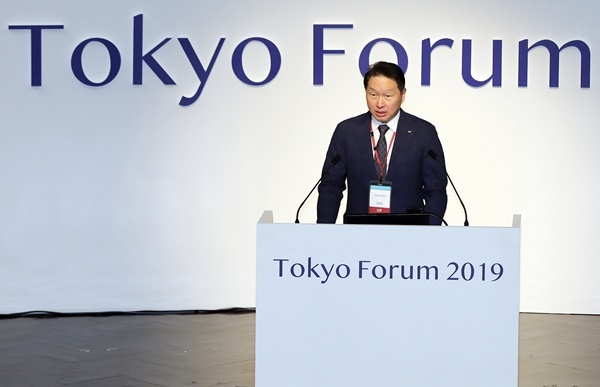 최태원 SK 회장이 6일 일본 도쿄대에서 열린 '도쿄포럼 2019' 개막식에서 연설을 하고 있다.(이미지=SK)