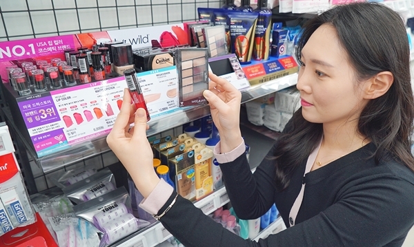 편의점에서 화장품을 찾는 소비자들이 해마다 늘어나고 있다. 한 여성 고객이 세븐일레븐 매장에서 화장품을 구매하고 있다.(사진=세븐일레븐)