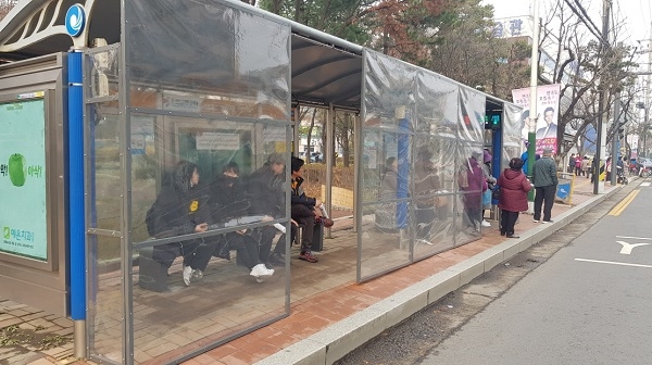 인천 남동구는 겨울철 한파에 대비해 구민 이용도가 많은 버스 승강장에 바람막이 시설과 온열의자 등 한파대비시설을 설치했다. (사진=남동구)