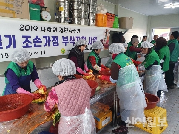 전남 구례군은 지난 10일부터 2일간 구례군새마을부녀회가 ‘조손가정 사랑의 김장김치 나눔 행사’를 진행했다고 12일 밝혔다. (사진=구례군청)