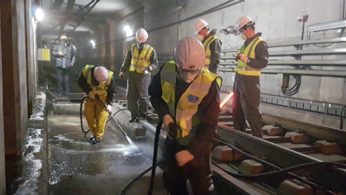 대전도시철도공사 임직원들이 지하터널 물청소를 실시하고있다.(사진=대전도시철도공사)