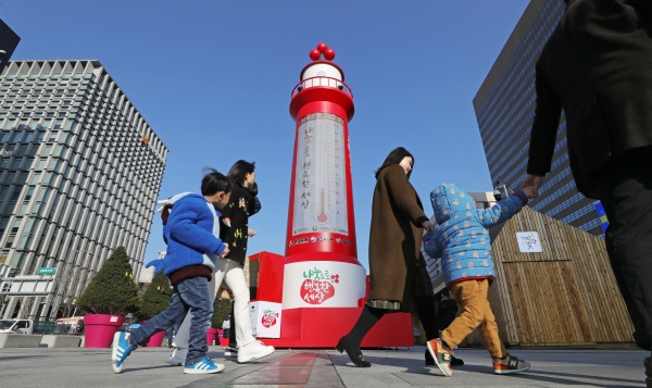 서울 광화문광장에 설치된 사랑의 온도탑. (사진=연합뉴스)