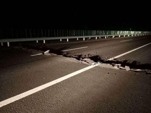 19일 신장 카슈가르 지진으로 갈라진 도로. (사진=CCTV/연합뉴스)