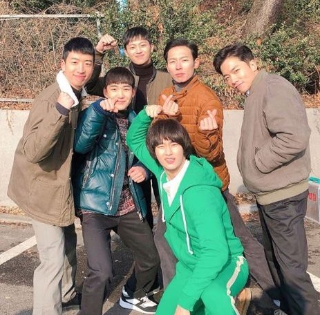 배우 김수현(맨 앞줄)이 '사랑의 불시착'에 출연 중인 북한군 배우들과 기념 촬영을 하고 있다. (사진=탕준상 인스타그램)