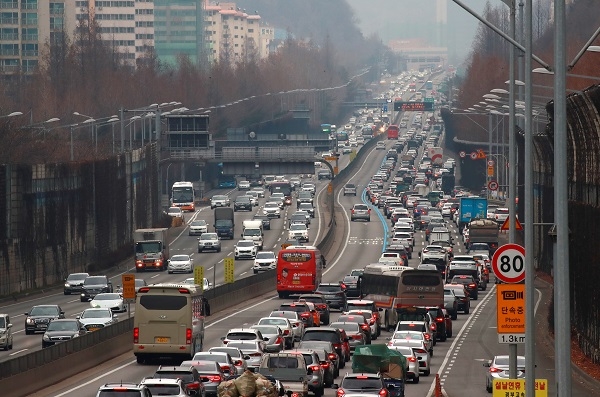 지난해 설 연휴 첫날인 2월2일 경부고속도로 잠원 나들목과 서초 나들목 일대의 귀성 차량들이 서울을 빠져나가는 모습. (사진=연합뉴스)