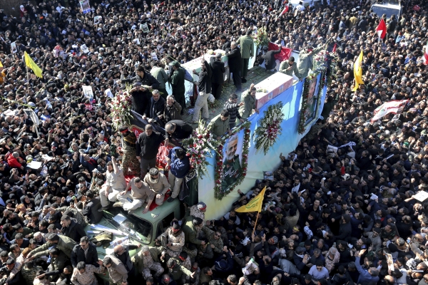 이란 혁명수비대 쿠드스군 사령관인 거셈 솔레이마니의 고향 케르만의 주민들이 7일(현지시간) 치러진 그의 장례식에 모여든 가운데 운구가 진행되고 있다. (사진=EPA/연합뉴스)