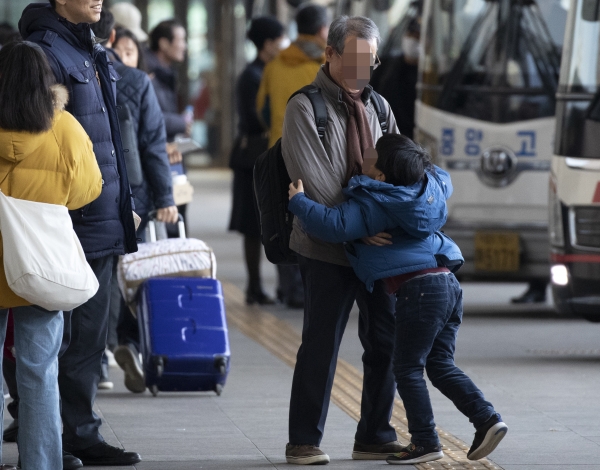 설 다음날 서울고속버스터미널을 출발하는 버스에서 손자와 할아버지가 포옹하는 모습. (사진=연합뉴스)