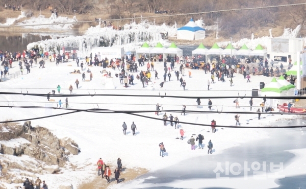 승일교에 바라본 한탄강 얼음트레킹 축제현장 (사진=최문한 기자)