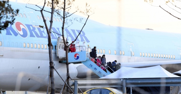 중국 우한에서 온 교민들이 31일 오전 김포공항에 착륙한 전세기에서 내리고 있다. (사진=연합뉴스)