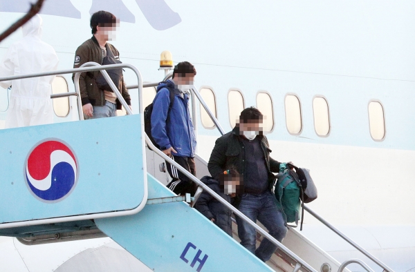 중국 우한에서 온 교민들이 31일 오전 김포공항에 착륙한 전세기에서 내리고 있다. (사진=연합뉴스)