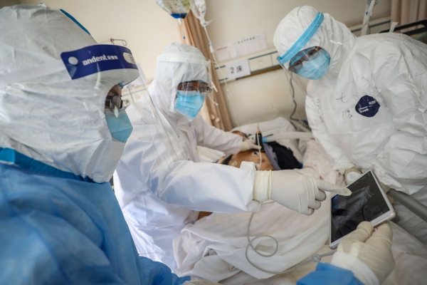 중국 후베이성 우한시 적십자병원에서 16일 방호복을 착용한 의료진이 신종 코로나바이러스 감염증(코로나19) 환자의 폐 사진을 확인하고 있다. (사진=AFP/연합뉴스)