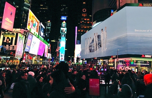 현대자동차와 방탄소년단이 함께한 ‘글로벌 수소 캠페인’ 영상이 뉴욕 타임스퀘어 중심에 위치한 메리어트 마퀴즈 호텔 전광판을 통해 상영되는 모습. (사진=현대자동차)