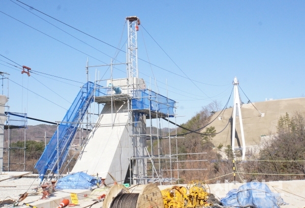 철원 한탄강 현수교가 6월 완공을 목표로 15일 현재 79%의 공정율을 보이며 공사가 진행 중이다. (사진=최문한 기자)