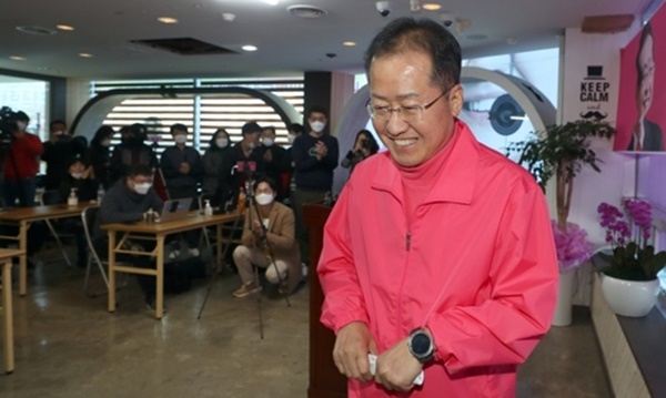 홍준표 전 자유한국당 대표가 지난 12일 오후 경남 양산시 자신의 선거사무소에서 열린 기자회견 후 이동하고 있다. (사진=연합뉴스)