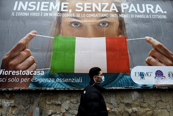 이탈리아 코로나19 포스터 앞을 지나는 남성. (사진=나폴리 AFP 연합뉴스)