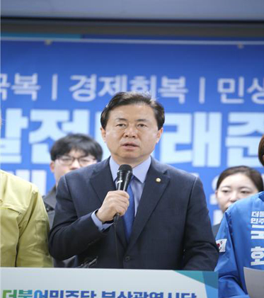 ▲더불어민주당 김영춘 부산선대위원장이 ‘민주당과 미래로' 총선 슬로건을 발표하고 있다.