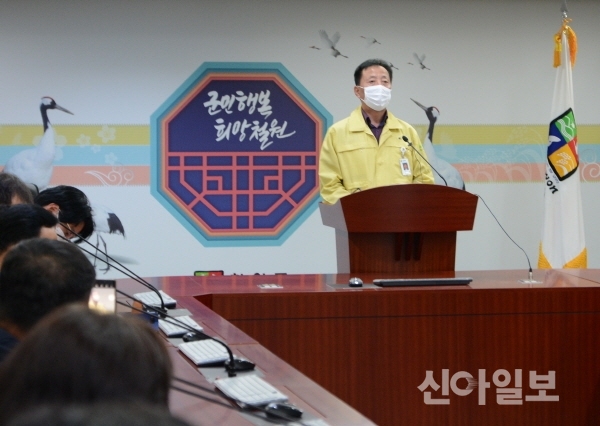 김천구 철원군 안전도시과장이 코로나19와 관련해 기자들의 질문에 답을 하고 있다. (사진=최문한 기자)