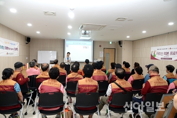 서울 동작구 어르신행복주식회사에서 어르신들이 취업관련교육을 받고 있다. (사진=동작구)