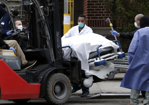 지난달 31일(현지 시각) 미국 뉴욕 브루클린에 있는 한 병원에서 비닐로 싸인 코로나19 사망자 시신이 지게차에 실려 임시영안실로 사용되는 냉동트럭으로 옮겨지고 있다. (사진=연합뉴스/UPI)