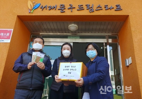서울 서대문구 청소년상담복지센터 직원들과 멘토 봉사단원들이 소외계층 청소년들을 위해 면 마스크를 만들어 전달했다. (사진=서대문구)