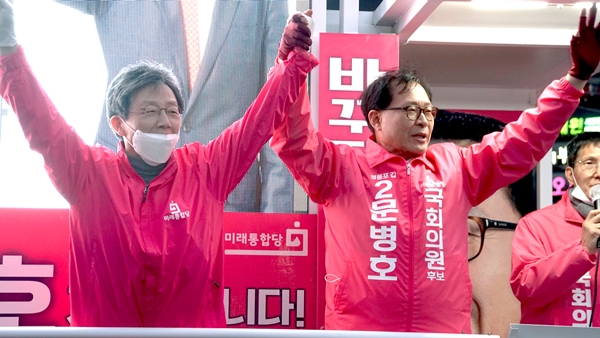 9일 유승민 의원이 문병호 후보와 서울 당산역과 주변 상가를 돌며 인사하고 있다. (사진=문병호 후보 캠프)