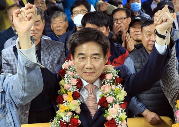 무소속 이용호 후보가 16일 전북 남원·임실·순창 선거구에서 당선이 확실시 된 후 인사하고 있다.(사진=연합뉴스)