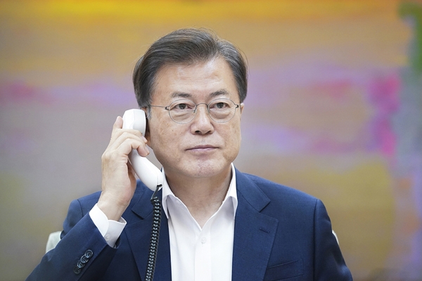 문재인 대통령이 13일 오후 청와대 관저 소회의실에서 시진핑 중국 국가주석과 전화 통화하고 있다. (사진=청와대)