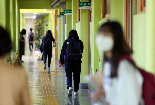 사진은 기사 내용과는 무관함. 20일 오전 대구시 중구 경북여자고등학교에서 신종 코로나바이러스 감염증(코로나19)으로 개학이 80일 미뤄졌다가 이날 등교한 고3 학생들이 거리두기를 하며 줄지어 교실로 향하고 있다. (사진=연합뉴스)