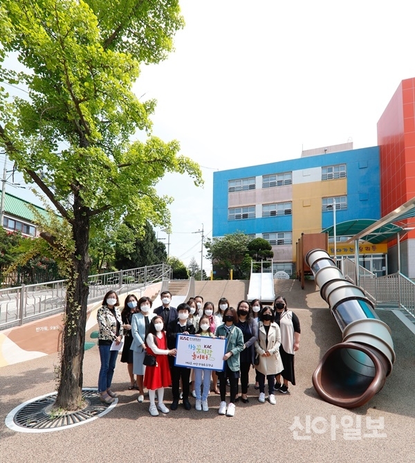 지난 21일 서울양원초등학교 학생과 관계자들이 'KAC 하늘 꿈자락놀이터' 개장식을 마치고 기념촬영을 하고 있다. (사진=한국공항공사)