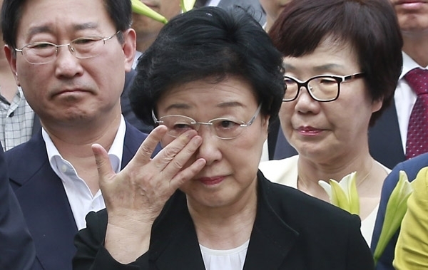 한명숙 전 총리가 2015년 8월 24일 경기 의왕시 서울구치소 앞에서 지지자들을 만나 인사를 한 뒤 눈물을 흘리는 모습.(사진=연합뉴스)