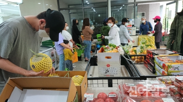 지난 25일 경기도 김포시 한강센트럴자이아파트에서 열린 로컬푸드 직거래장터에서 주민들이 농산물을 구매하고 있다. (사진=농협)