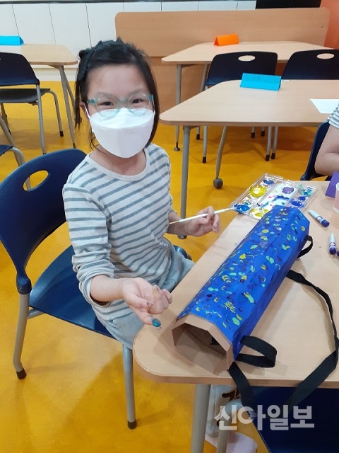 서울 중구 남산초등학교 돌봄교실 이용 학생이 마스크를 착용하고 수업을 받고 있다. (사진=서울 중구)