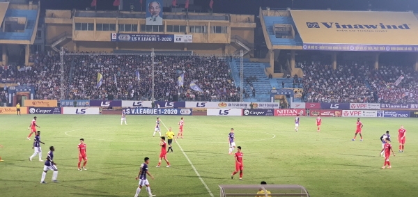 지난 6일 베트남 하노이 항더이(Hang Day) 경기장에서 하노이FC(Hanoi FC)와 자라이FC(Gia lai FC)가 경기를 펼치는 모습. (사진=LS그룹)