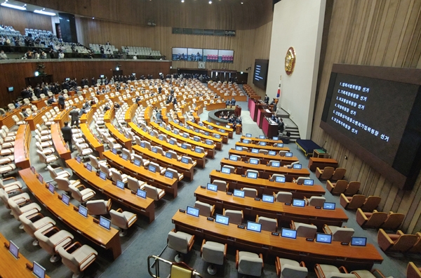 미래통합당 의원들이 불참한 가운데 15일 국회 본회의에서 법제사법위원장 등 6개 상임위원장 투표가 진행되고 있다. (사진=연합뉴스)