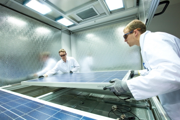 한화큐셀 독일 기술혁신센터 연구원이 태양광 모듈 품질 테스트를 진행하는 모습. (사진=한화큐셀)