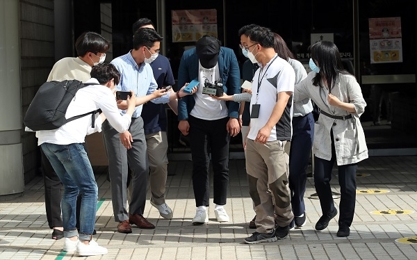서울역에서 여성을 상대로 '묻지마 폭행'을 저지른 A씨(32)가 15일 오후 서울중앙지방법원에서 2차 영장실질심사를 마치고 법원을 나서고 있다. (사진=연합뉴스)