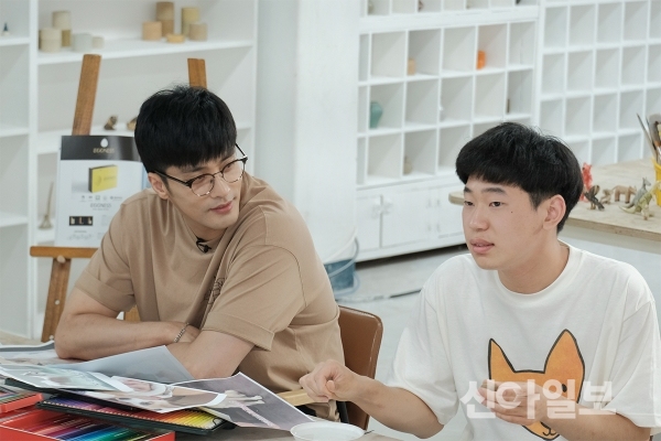 서울시 은평구 스프링샤인에서 배우 성훈(왼쪽)과 발달장애인 작가가 대화하고 있다. (사진=하나금융)