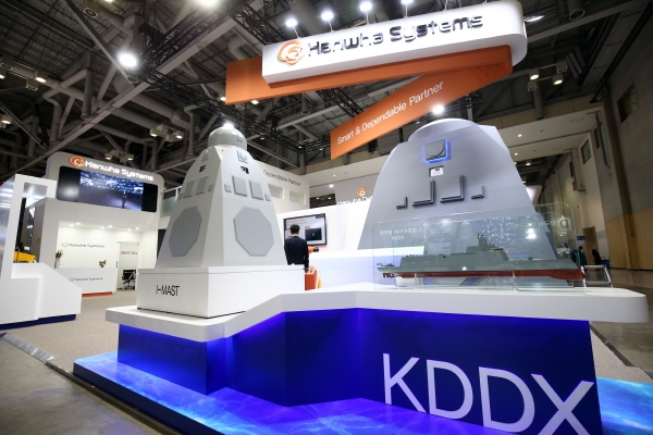 한화시스템 한국형 차기 구축함(KDDX) 통합마스트(IMAST) 모형. (사진=한화시스템)