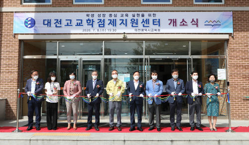 설 교육감은 8일 대전산업정보고등학교 내에 대전고교학점제지원센터 구축을 완료하고 개소식을 가지고 있다. (사진=대전시교육청)