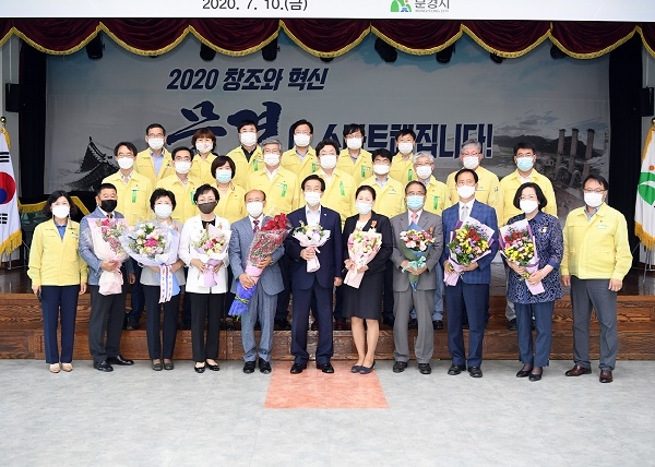 경북 문경시는 시청 대회의실에서 2019년 하반기 명예·당연퇴직자 및 2020년 상반기 정년 퇴직자에 대한 훈·포장 및 표창 전수식을 개최했다. (사진=문경시)