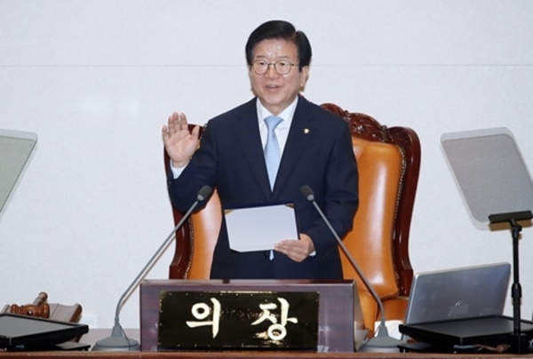 박병석 국회의장이 16일 국회 본회의장에서 열린 제21대 국회 개원식에서 국회의원 선서를 하고 있다. (사진=연합뉴스)