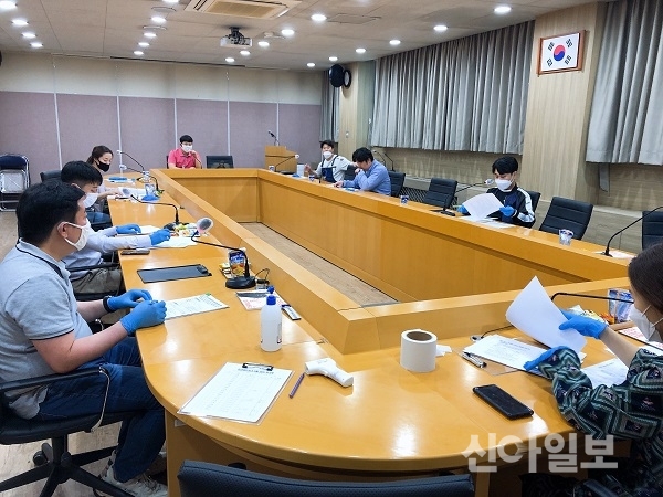 서울 강북구 관계자들과 강북네트워크 회원들이 토크콘서트 개최와 관련해 논의하고 있다. (사진=강북구)