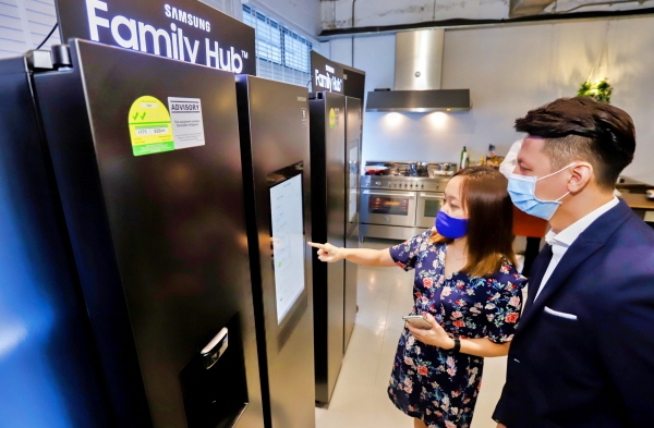 삼성전자는 지난 18~19일 싱가포르에서 ‘패밀리허브’ 냉장고 신제품 미디어 체험 행사를 가졌다. 행사 참가자가 제품을 둘러보고 있다. (사진=삼성전자)