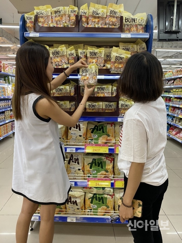 베트남에서 아침대용식으로 인기를 끌고 있는 오리온의 양산빵 '안'의 현지 판매 모습. (제공=오리온)