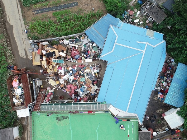 지난 5일 제9호 태풍 마이삭으로 침수된 집기들. (사진=연합뉴스)