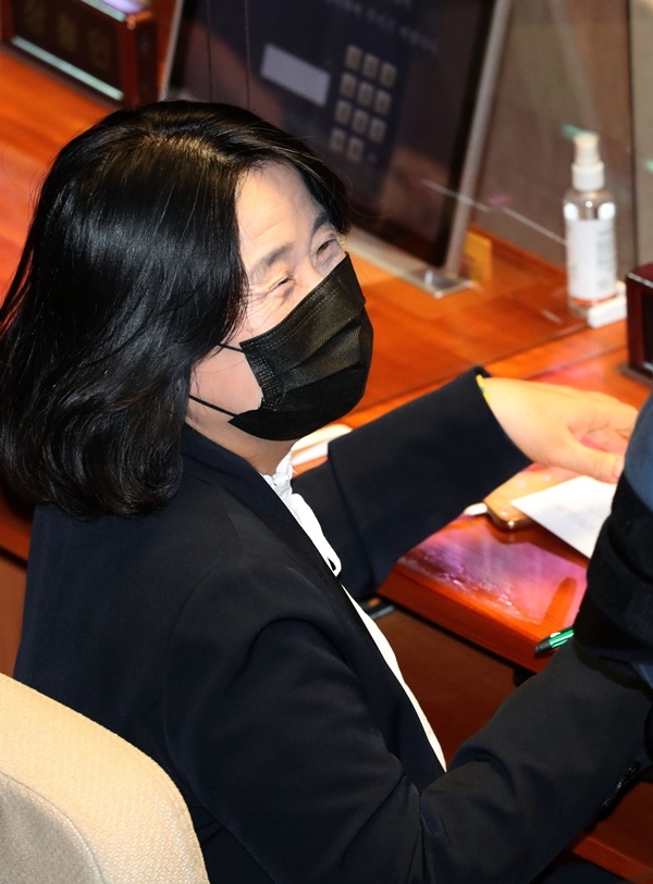 더불어민주당 윤미향 의원이 15일 오후 국회 본회의에 참석, 동료의원과 대화하며 활짝 웃고 있다. (사진=연합뉴스)