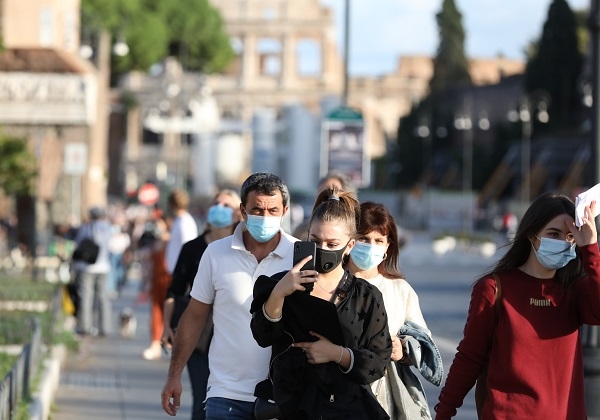 마스크 착용한 로마 시민들. (사진=로마 신화/연합뉴스)