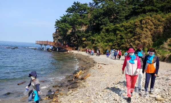 참가자들이 포항 호미반도 해안둘레길을 걷고 있다(사진=경북문화관광공사)